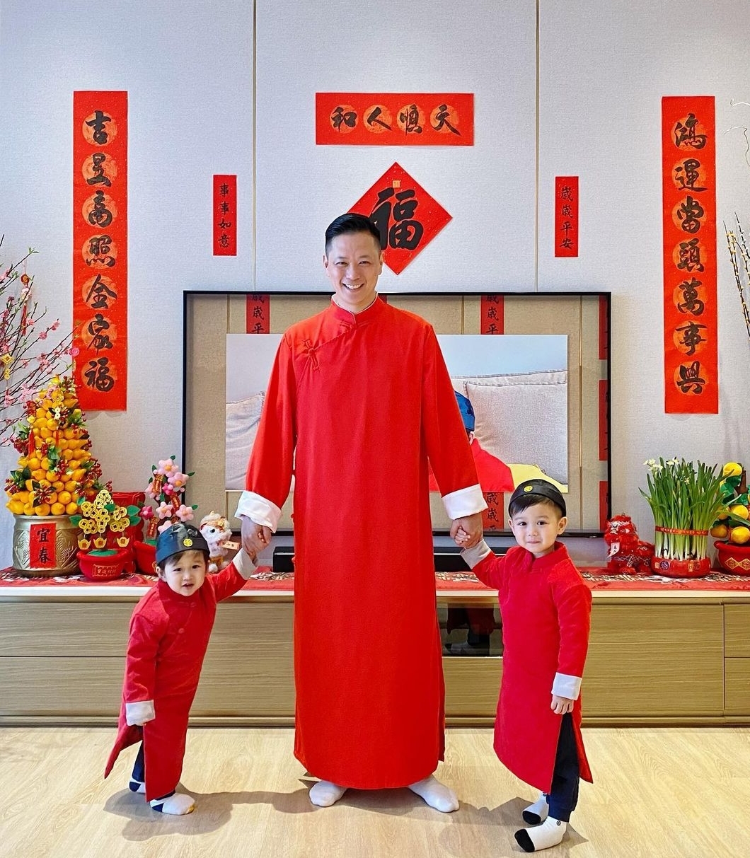 胡杏兒丈夫持家有道，攜倆兒子穿唐裝超喜慶，家種搖錢樹年味十足