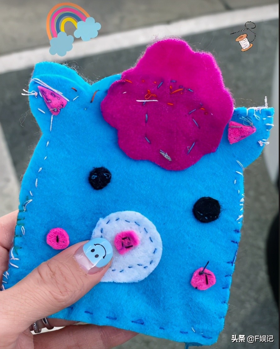 鍾嘉欣開心曬女兒第一次縫紉作品放棄事業樂於當全職媽媽