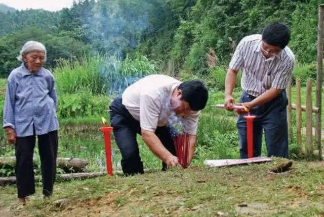 百岁女红军五次嫁人，为毛泽覃守墓76年，死后让儿子接着守