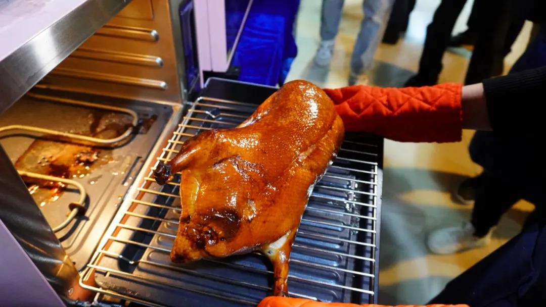 为了1道北京烤鸭，全国1万个家庭选择海尔食联蒸烤箱