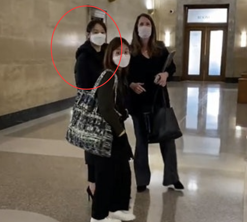 郑爽出席庭审照曝光，满面油头精神不佳，发际