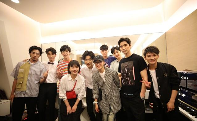 虞书欣追星，张子枫追星，看到马思纯追星：追