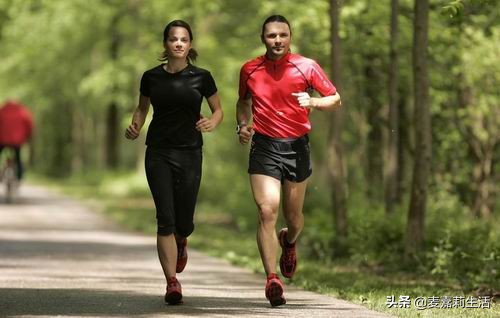 “冻龄王者”吴尊爸爸，75岁像45岁：经常做力量训练，你也可以