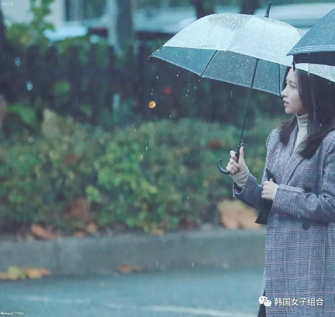 只是在下雨天撑了一把伞的这位女团爱豆，淡雅又有氛围感