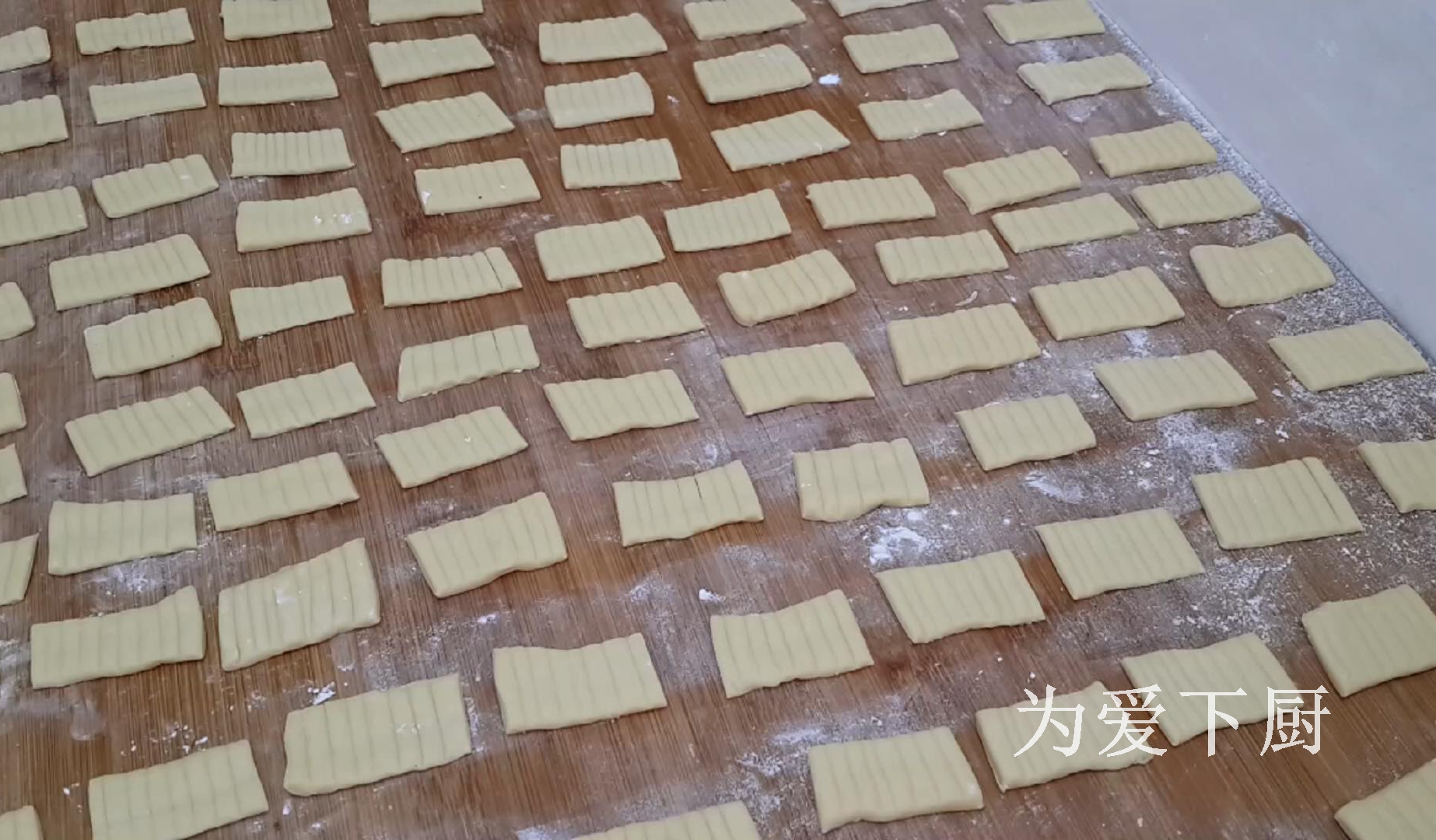 油條這做法才好吃，鍋裡炒一炒，個個焦脆香甜，出鍋全家人都愛吃