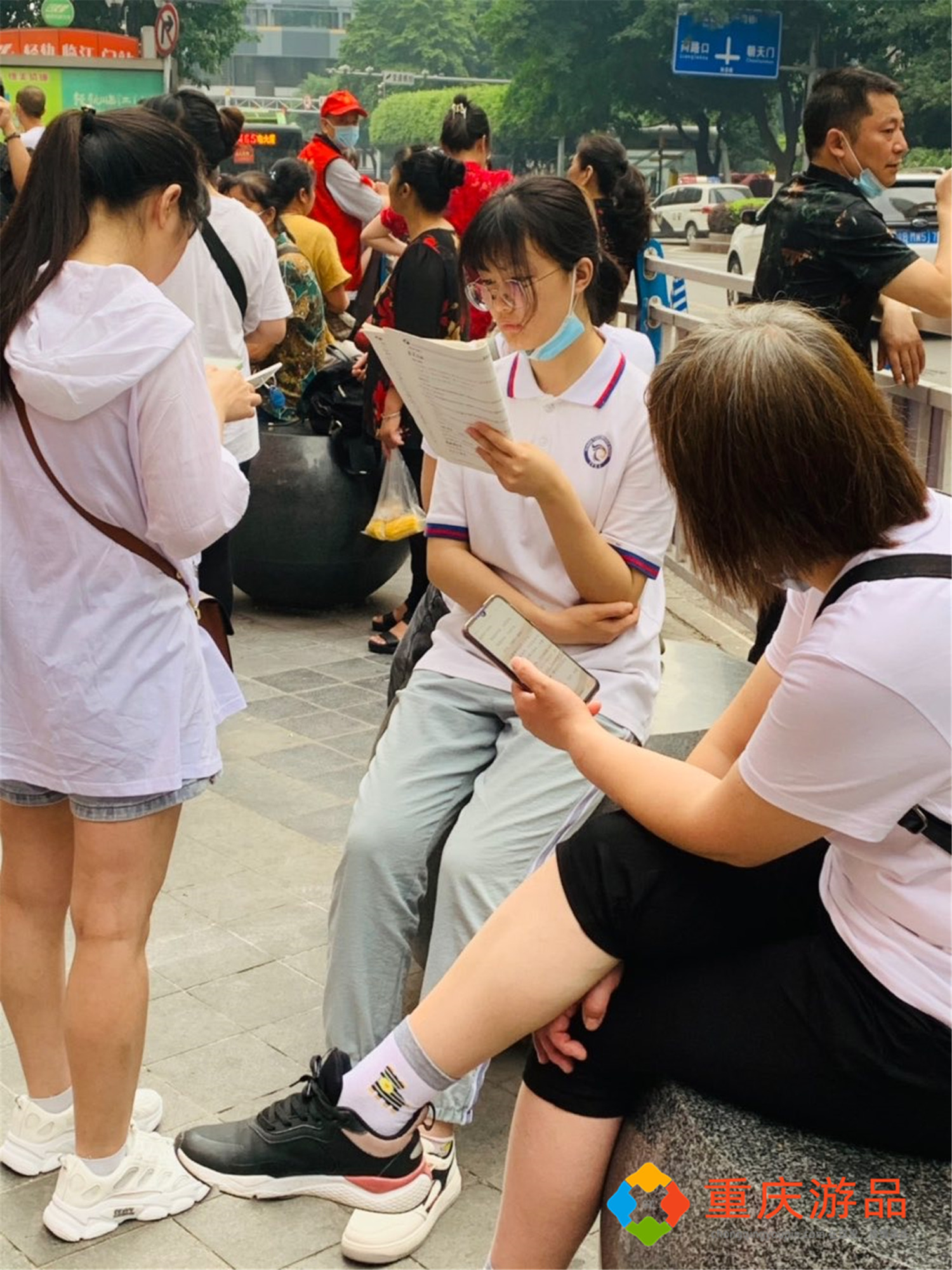 聚焦2021重庆高考：解放碑二十九中实况，家长送考热情不如往年