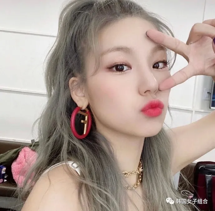 各种梳起来的发型都尝试了的女团爱豆,为努力工作的头皮应援