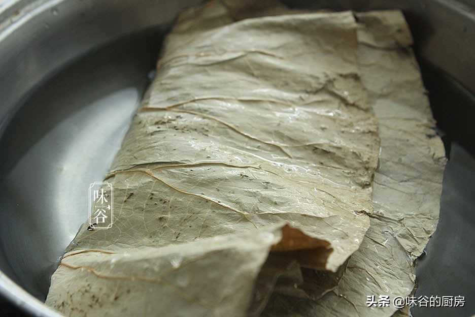 最近家人就馋这饭，裹上叶子一起蒸，清香不油腻，既是主食也是菜