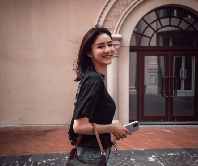 网友咒骂林峯女儿“早死早超生”，张馨月忍无可忍怒斥对方不是人