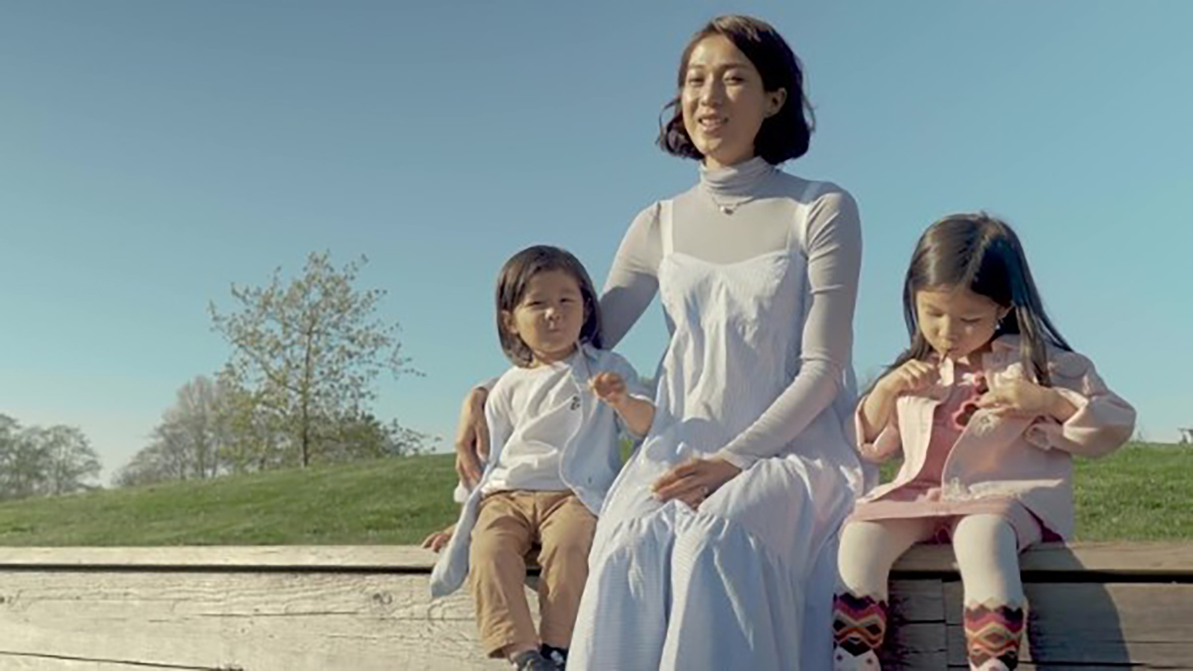 鍾嘉欣拍母親節MV，父母老公子女出鏡，三代同堂牽手散步溫馨感人