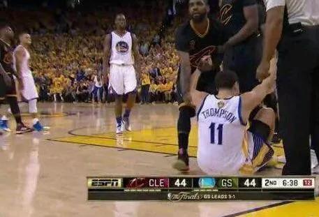 为什么NBA球员倒地后不自己起来而是等队友来扶？