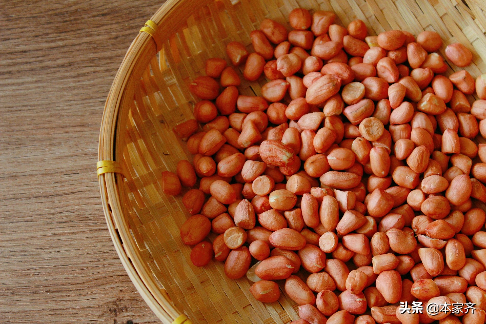 蛋酥花生米的做法，一個雞蛋一碗麵粉，好吃好做，一口一個真是香