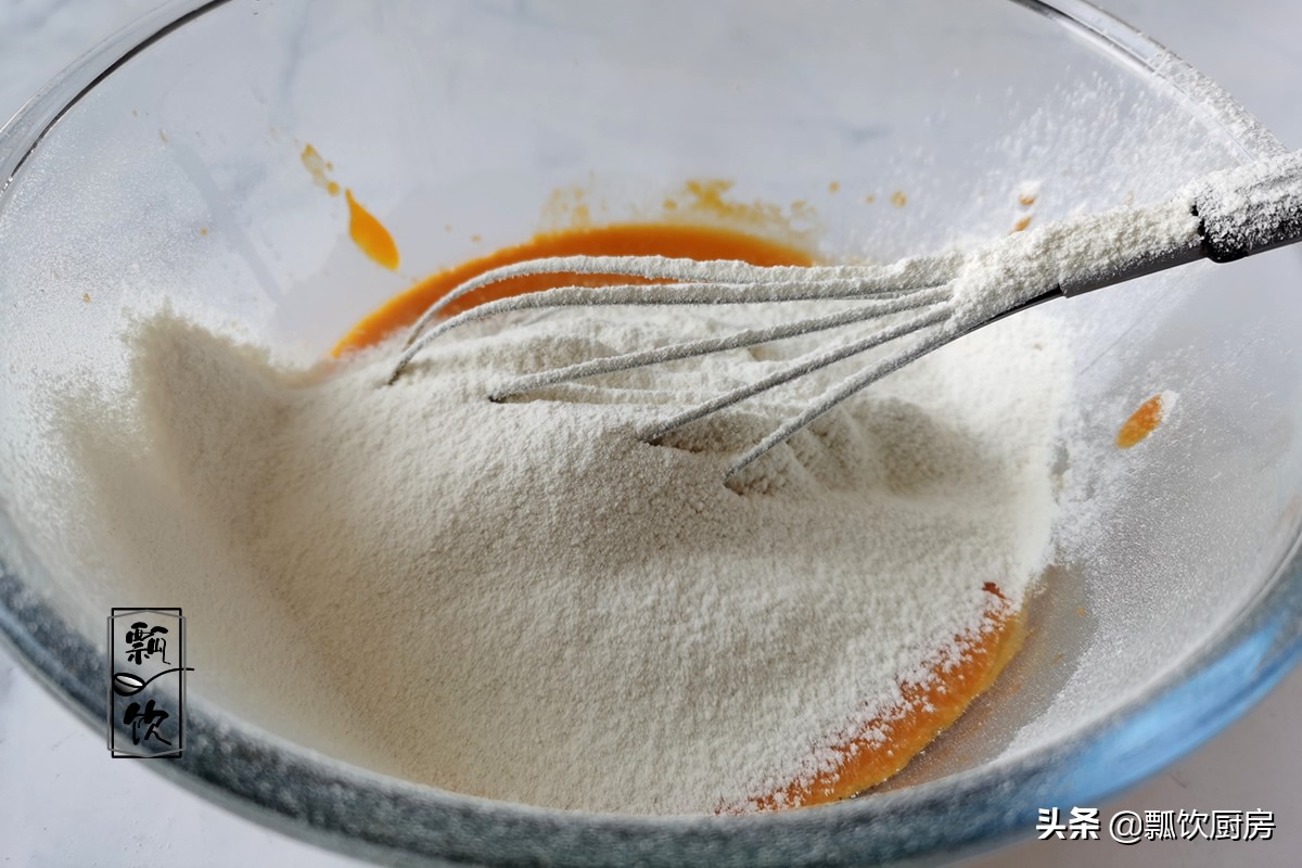 九月南瓜香，做成可口小蛋糕，营养又美味，孩子用手拿着吃超棒