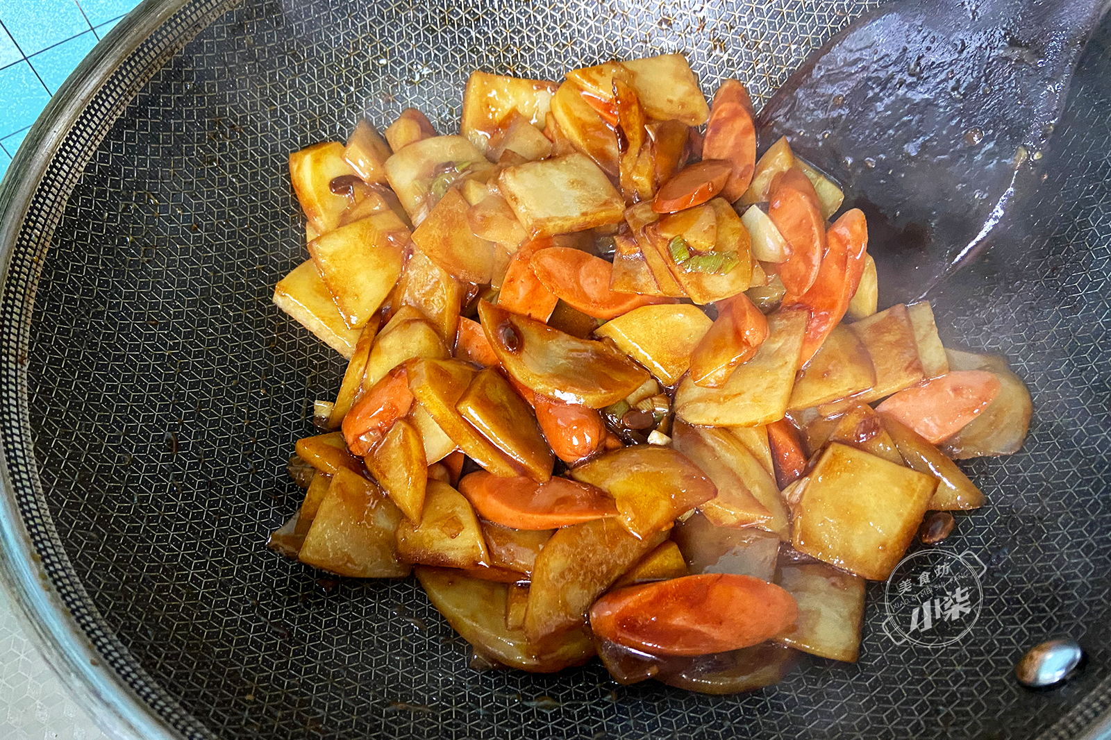 图片[8]-土豆这样做太香了 加2根火腿 下饭解馋 出锅连汤汁都不剩-起舞食谱网