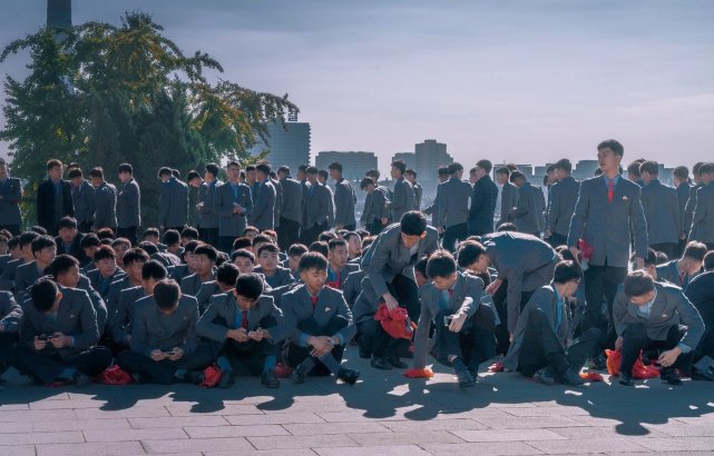 朝鲜男人流行这样的发型，平壤的马路非常宽敞