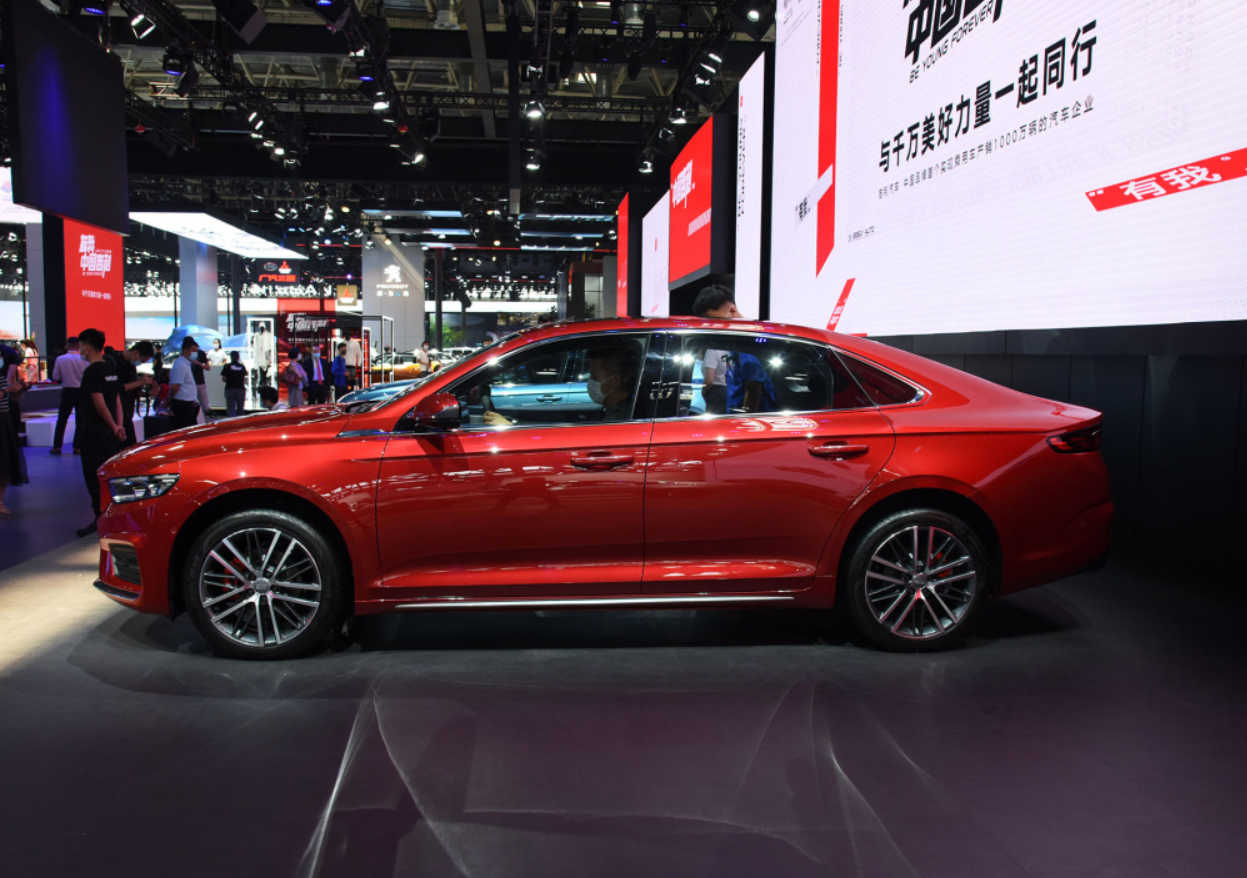 轴距2米8，车够大还漂亮，2.0T最大190马力，跑得快