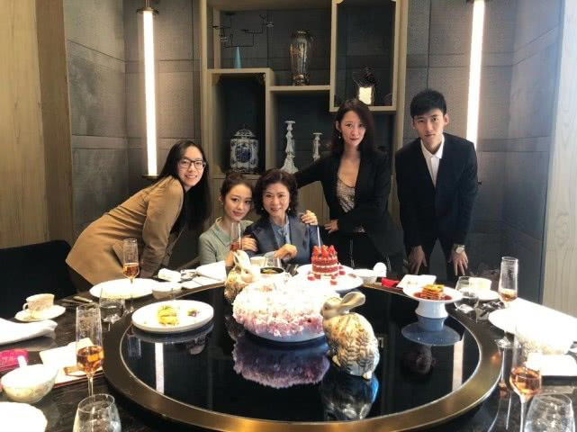 郎朗妈妈罕见露面！一袭粉色长裙配卷发好时髦，气质出众如贵夫人