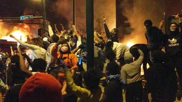 调转枪口！特朗普警告骚乱者：市长无能，将派