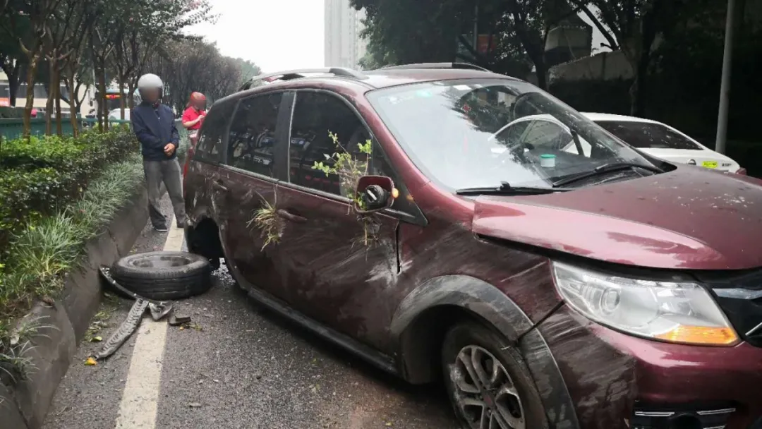 重庆|渝中警讯丨天雨路滑汽车失控挂倒摩托，驾驶员乘客车底滑过逃过一劫