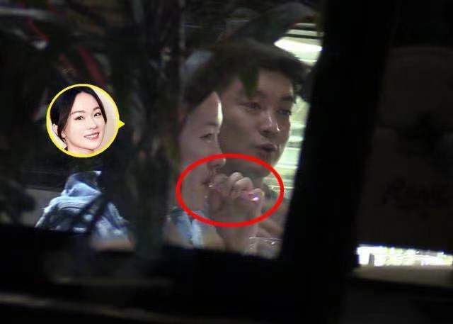 霍思燕室内抽烟被拍，40岁不修边幅姿势老练，烟