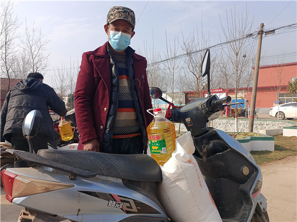 河南正阳傅寨：叶卫兵献出爱心捐赠 助力扶贫传递温情