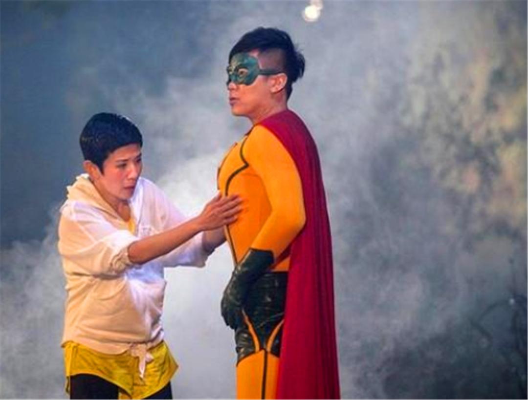 从唱歌被骗钱，到半个娱乐圈给他配戏，大鹏背后究竟有什么人？