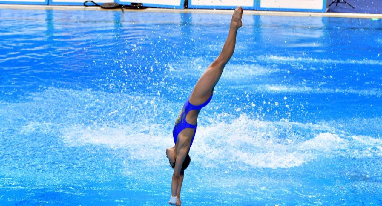 击碎质疑！全红婵训练赛再现“水花消失术”，征服师姐被疯狂揉脸