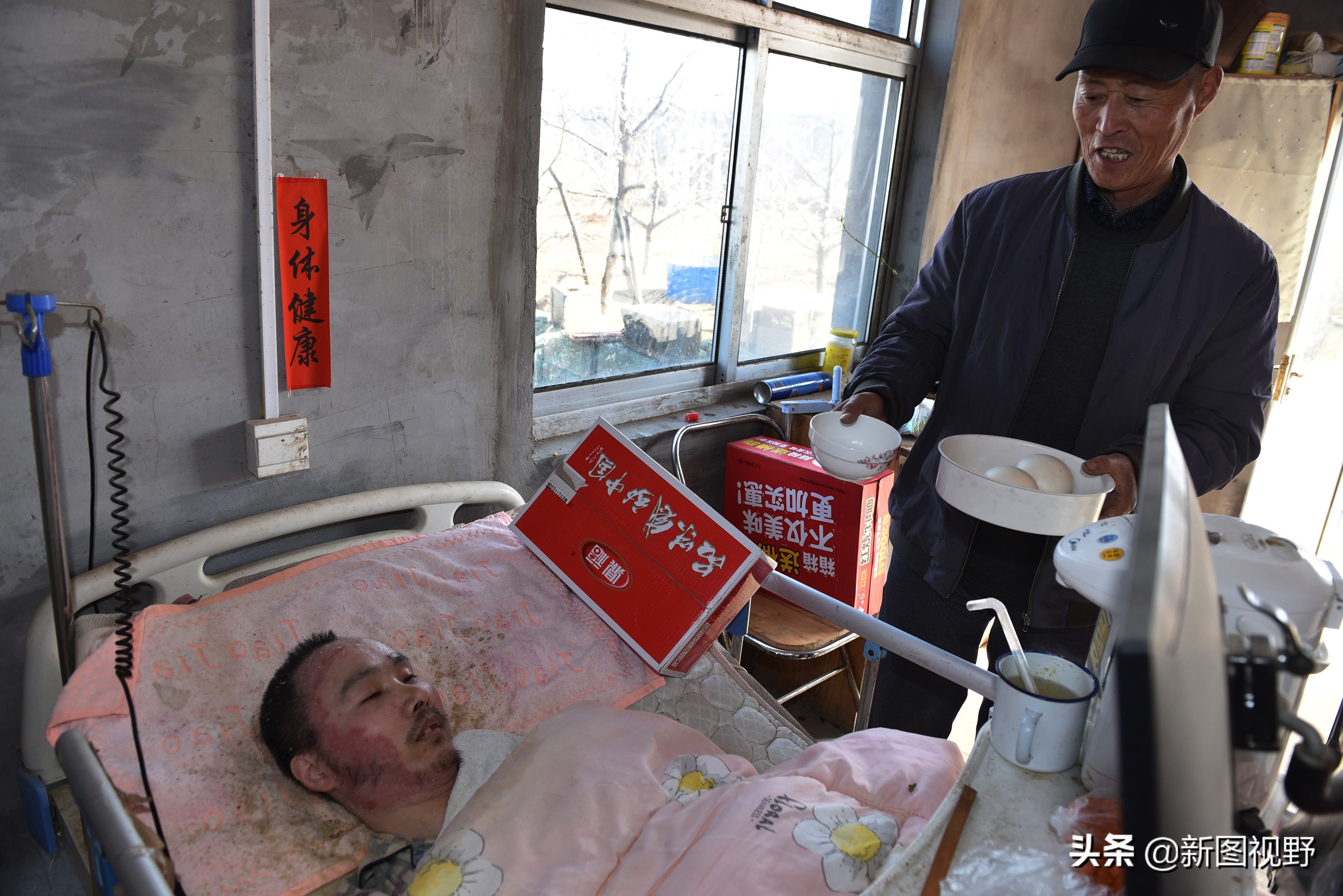 4岁丧母，18岁瘫痪，苦命男孩卧床14年，用电脑挣钱孝敬父亲