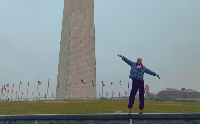 女排前国手外出度假！张开双臂笑容灿烂，混血