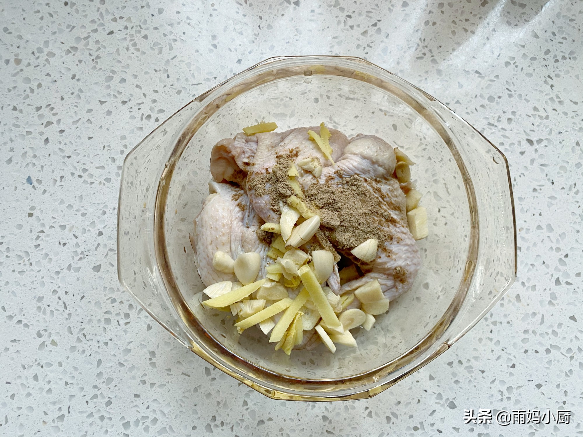 不用油炸不用紅燒，在家做焦香誘人的蒜香烤全翅，好吃到舔手指