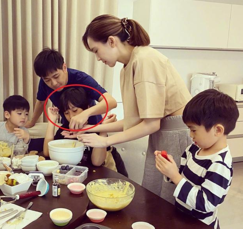 林志穎老婆帶雙胞胎兒子野餐，兄弟倆一黑一白，性格長相差異明顯