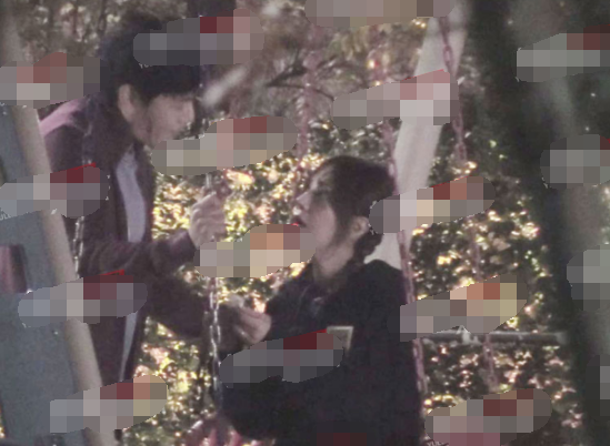 赵薇秦昊深夜片场路透，亲密挽手荡秋千，CP感十