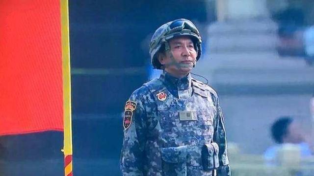 感动！河南水灾视频，一位年长战士被网友认出，竟是共和国上将