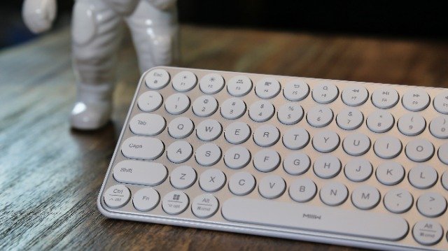 新鲜评测 高颜值、低延迟、多模式跨平台办公神器-米物蓝牙键盘