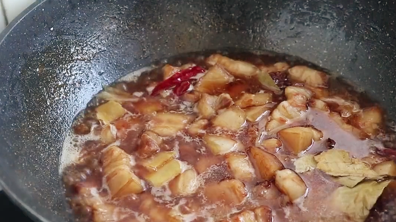 廚師教你紅燒肉的做法，軟糯香甜，肥而不膩，過年吃著真香