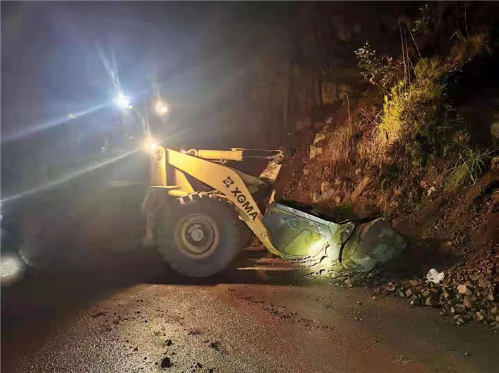 直击楚雄州交通运输系统道路抢险驰援双柏抗震救灾现场