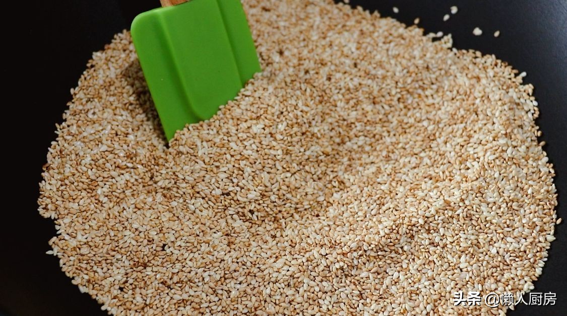 往糯米糊內倒入芝麻，用手壓一壓，就是小時候常吃的美食，有彈性