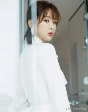 杨紫太有“女王范”，穿条纹短袖配阔腿裤，少女感十足