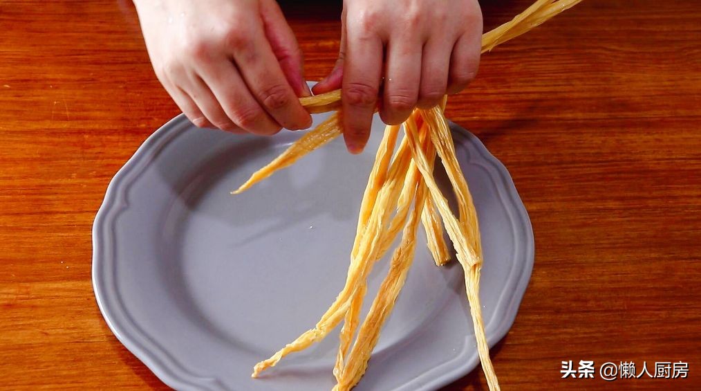 做饭怕麻烦？教你三鲜腐竹的懒人做法，吃起来清爽，没有油腻感