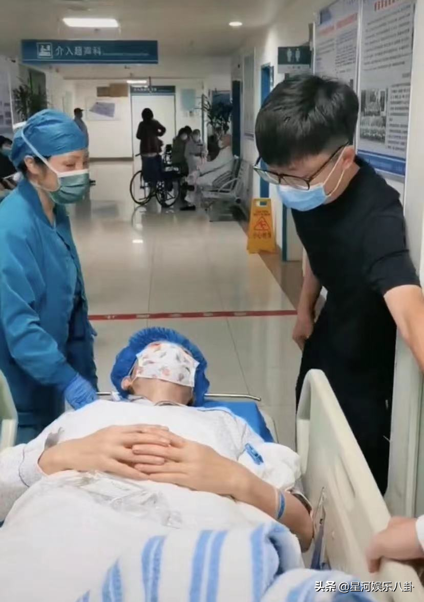 主持人李彬曝病情现状！躺病床辗转做检查憔悴不堪，儿子贴身照顾