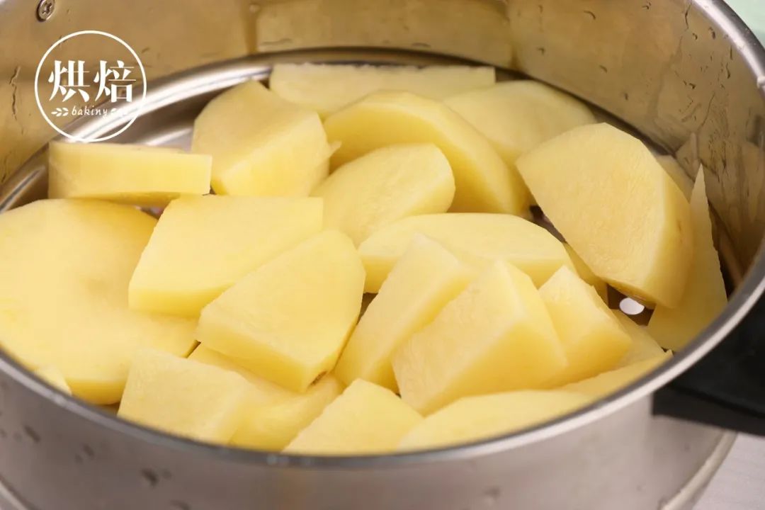 消耗土豆的好办法 拉丝很长的乳酪土豆面包 蓬松柔软 无人不爱