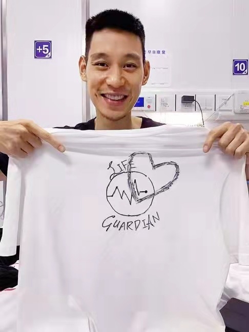 中国医师节，关爱基层医护工作者，特步在行动