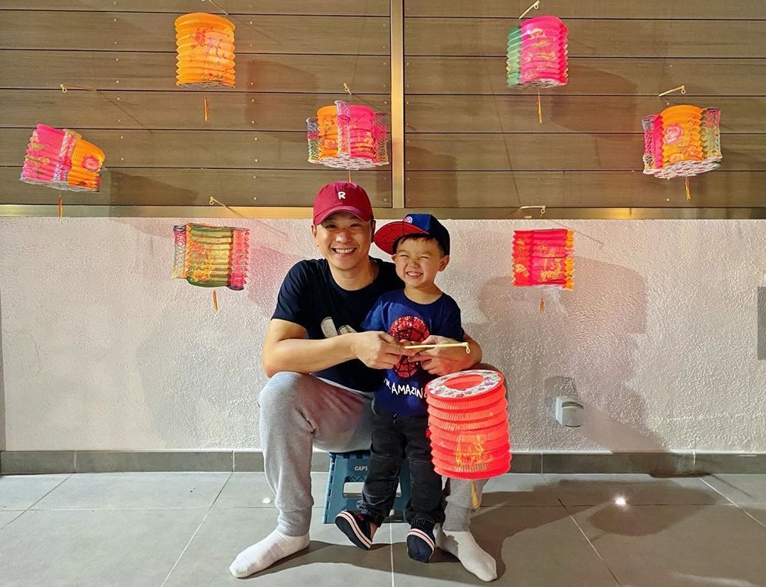 胡杏兒老公曬與兒子碼頭玩耍照，奕霆徒手“摘”夕陽，創意又溫情