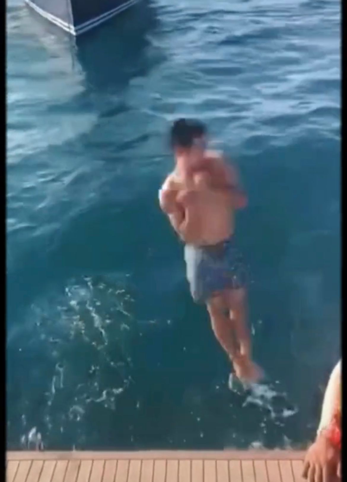 13岁森碟和弟弟玩蹦床！穿紧身裤长腿傲人，因太兴奋表情失控