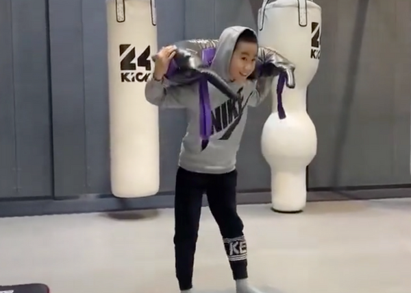 巨星赵文卓晒娃，儿子体商随爸爸，女儿年花80万留学也超优秀