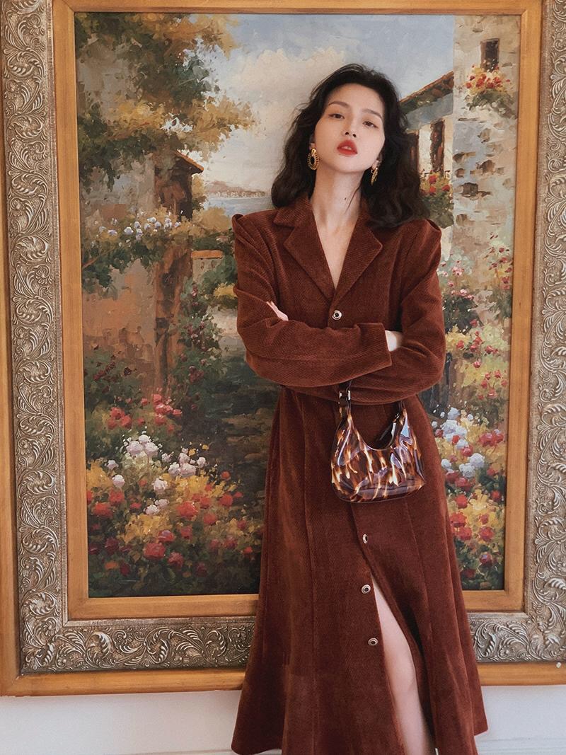 金晨桃粉连衣裙不见素日扁平感，气质冷艳，这