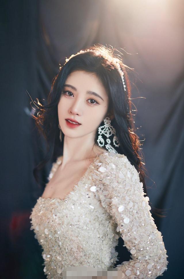 尴尬鞠婧祎“全球唯一”礼服被打假，号称量身定制却是半年前旧款