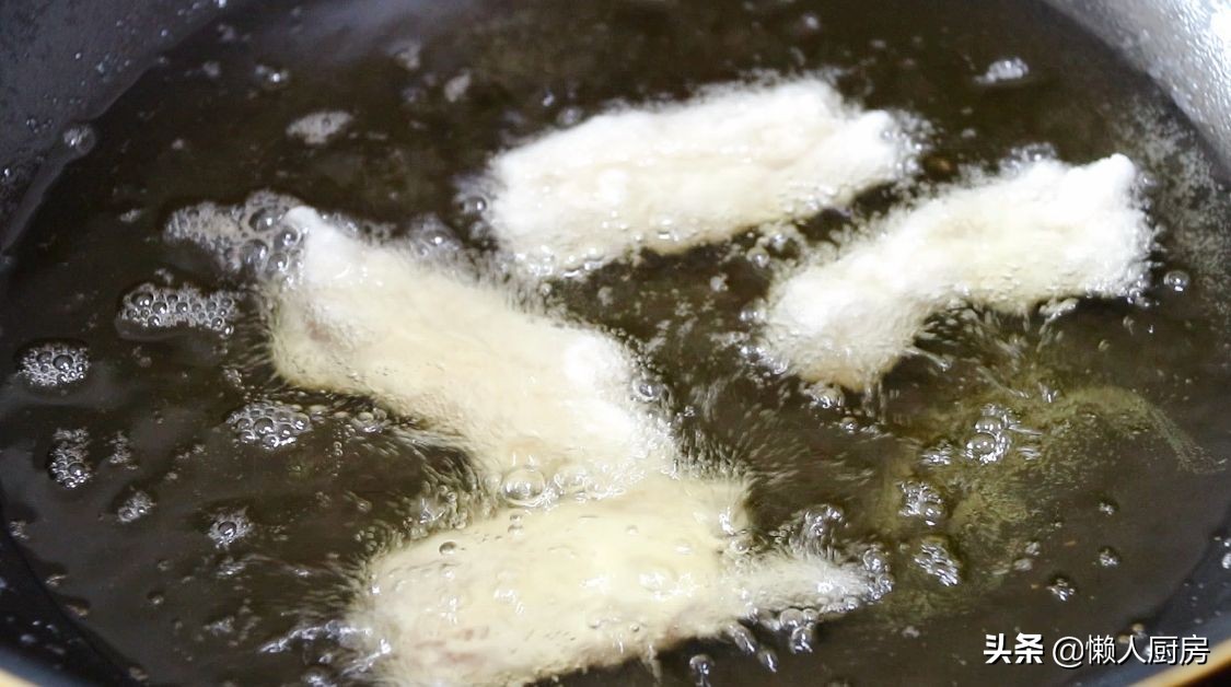 五花肉裹上澱粉糊，加一碗料汁炒，太下飯了，外皮想要更脆有竅門