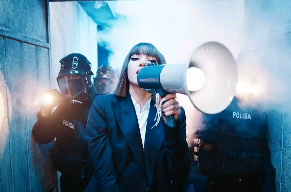 只有LISA做得到？ 出道突破南韓所有女Solo預售銷量，中韓評價好嗎