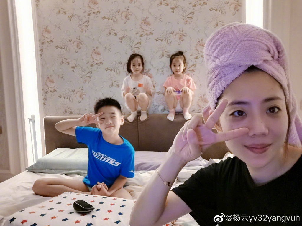 杨威带双胞胎女儿做手工，父女仨面对面像照镜子，豪宅奢华有品位